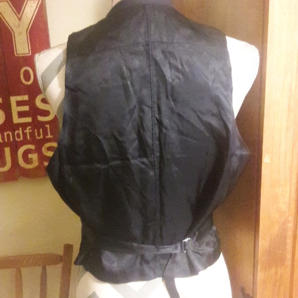 Buttoned Vest - Picture 7 of 8